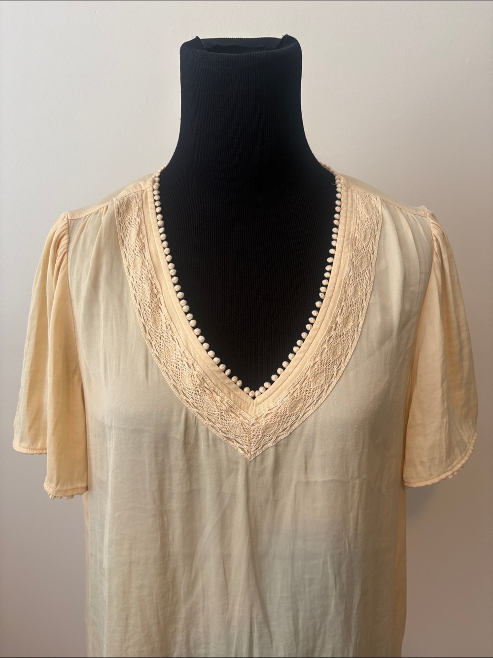 Rachel Zoe Yellow V-Neck Lace Trim Women's Top size Medium
